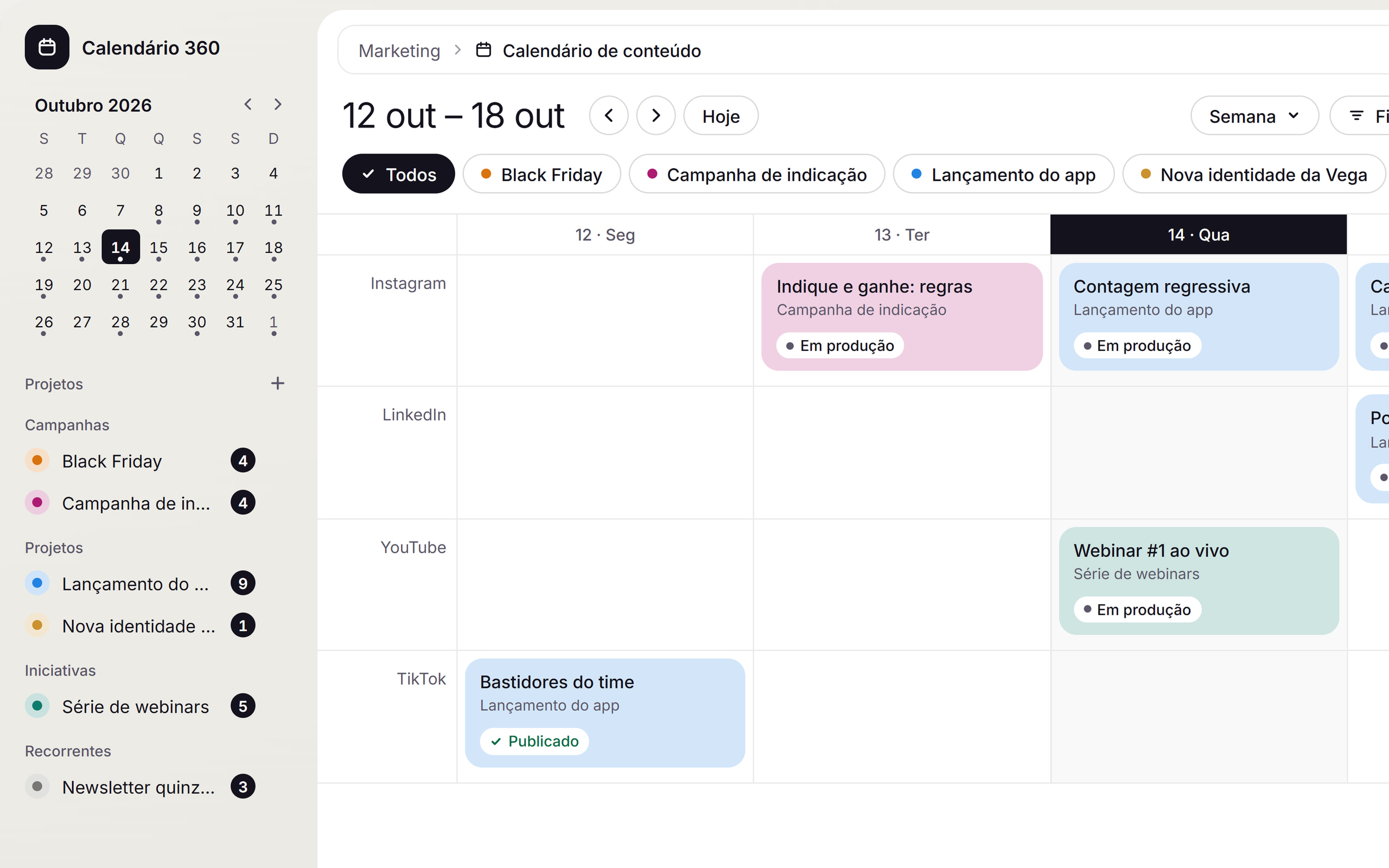 Month view of Calendário 360, with content pieces colored by project on each day. Interface in Portuguese